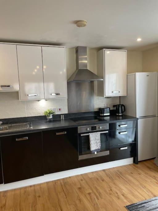 Two Bedroom House By Brookland Serviced Short Lets With Free Wifi & Parking Holiday home London