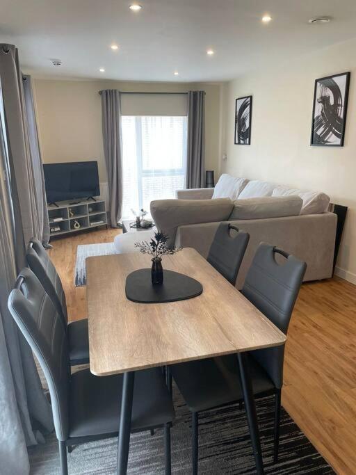 Two Bedroom House By Brookland Serviced Short Lets With Free Wifi & Parking Casa vacanze *
